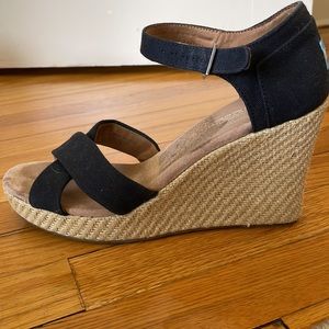 Womens 11 Toms woven wedges